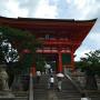 Visitors enter the main gate at Kiyomizudera Temple Kyoto. Photo by JL, (c) ASC